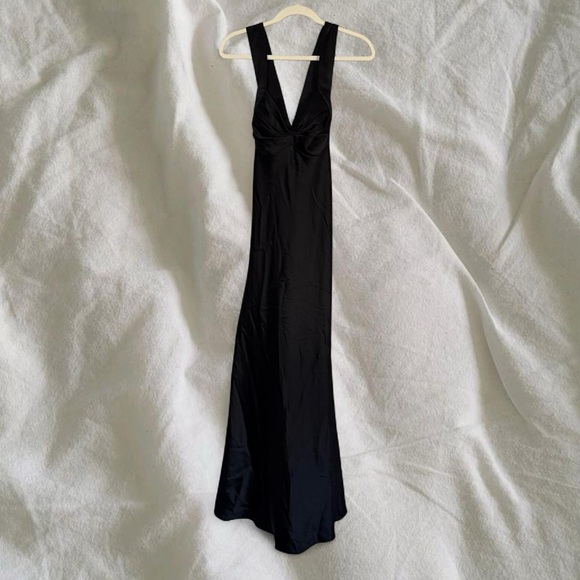 Elegant Black Satin Sleepwear - Picture 3 of 4
